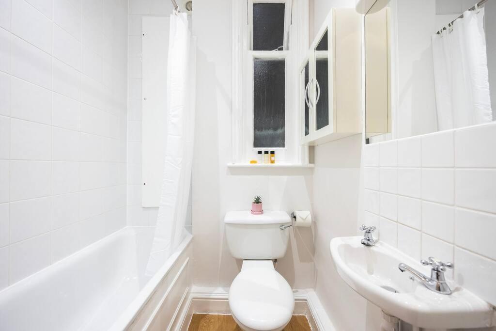Stylish Studio In Leicester Square Лондон Экстерьер фото